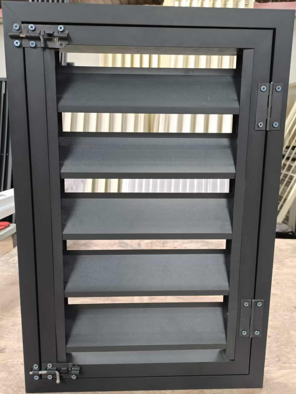 帶合頁開啟通風百葉窗